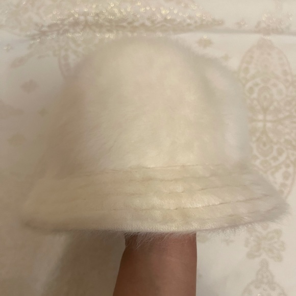 🌸SOLD 🌸KANGOL white fur bucket hat - Picture 6 of 6